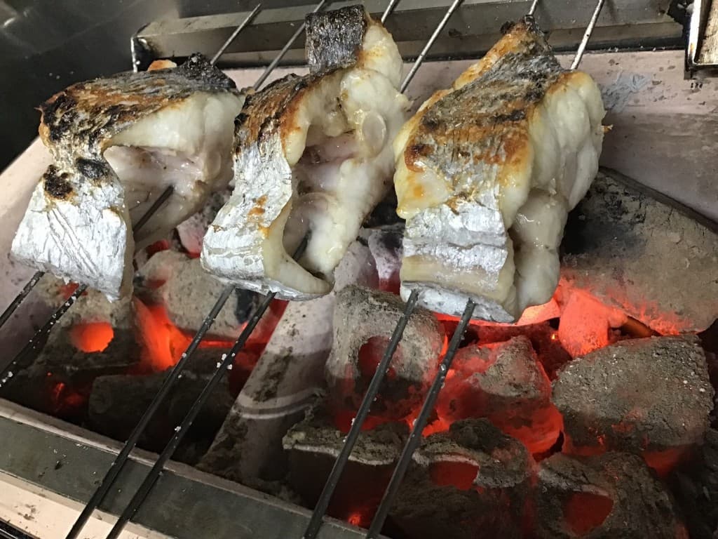 炭火で焼いた白身魚